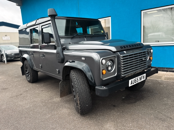 Land rover defender photo
